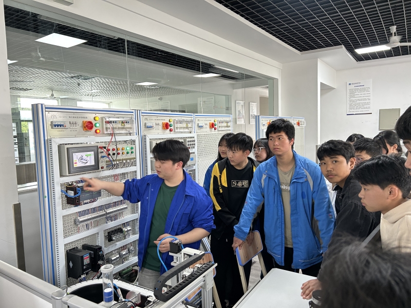 探索实践之旅：中江适应性学生探访智能制造工程系实训室，启航知识与实践的桥梁